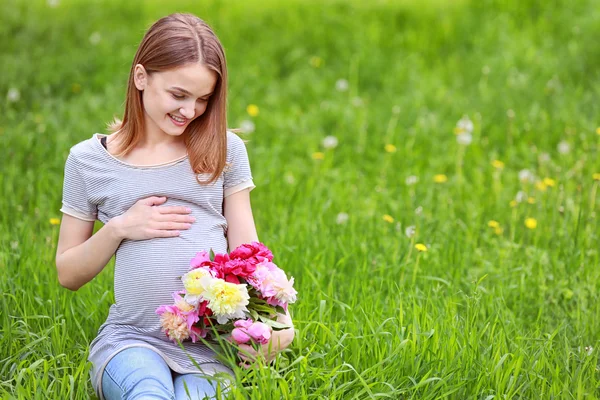 Zwangere vrouw met pioenroos boeket — Stockfoto