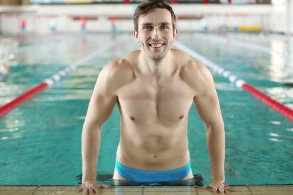 Sportovní muž v bazénu — Stock fotografie