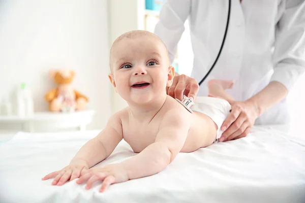 Kinderarzt untersucht Säugling — Stockfoto
