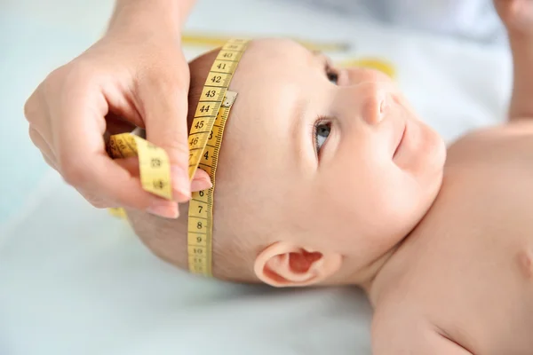 Pediatra profissional examinando bebê — Fotografia de Stock
