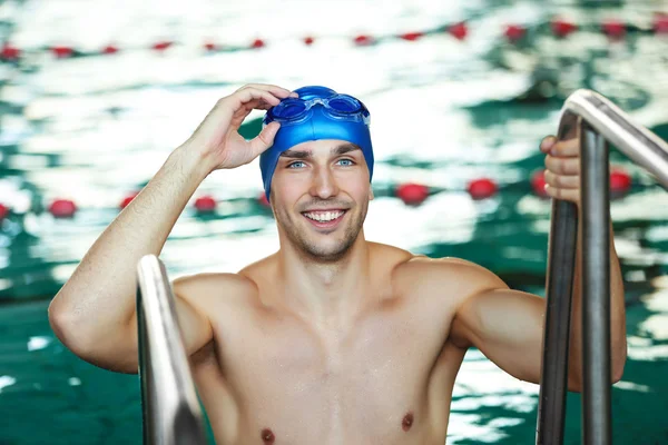 Sportlicher Mann im Schwimmbad — Stockfoto