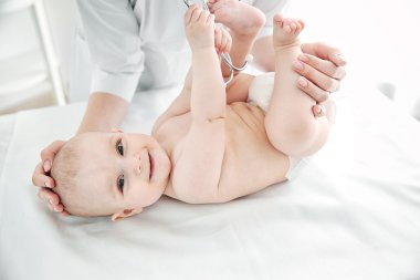 Bebek ile egzersizleri yapıyor doktor