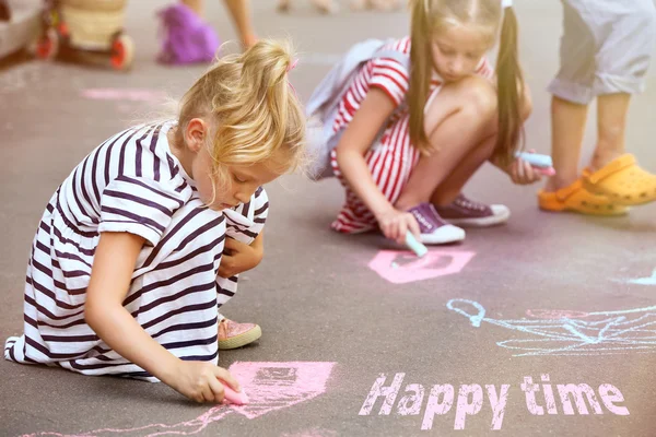 Niños Activos Felices Dibujando Con Tiza Sobre Asfalto Texto Tiempo — Foto de Stock