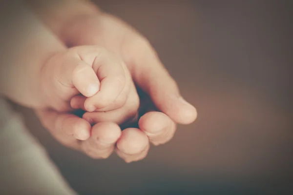 Hände für Erwachsene und Babys — Stockfoto