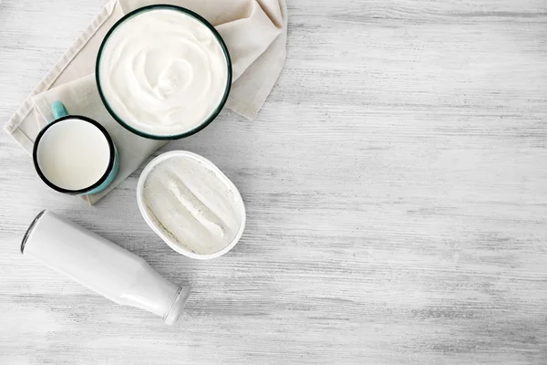 tablo üzerinde süt ürünleri