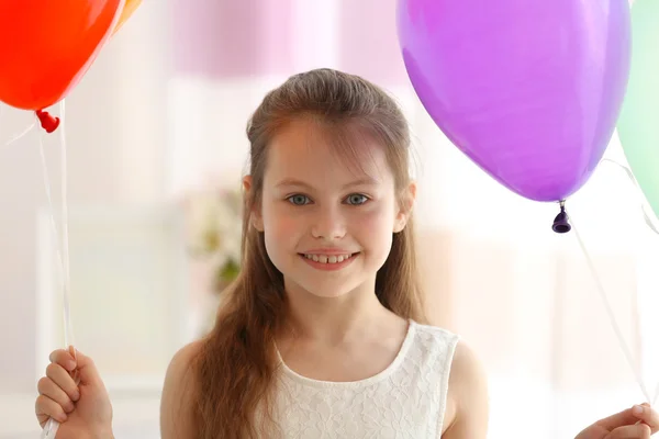 Meisje met kleur ballonnen — Stockfoto