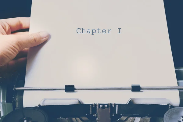 Hand working on an old typewriter — Stock Photo, Image