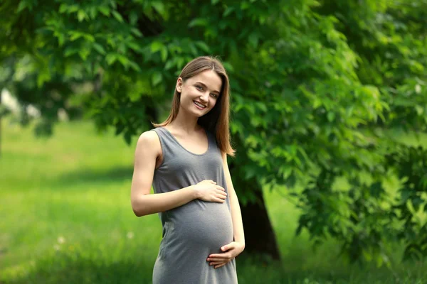 Vackra gravid kvinna i park — Stockfoto
