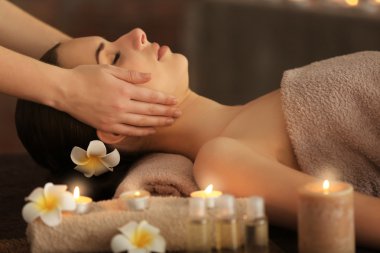 Kaplıca salonundaki kız.