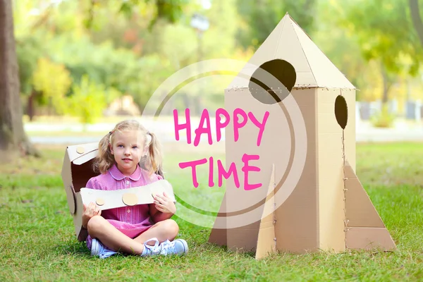 Testo Happy Time Bambina Casco Cartone Seduta Vicino Razzo Cartone — Foto Stock