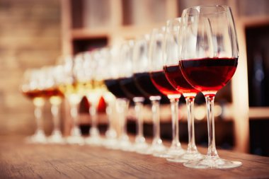 Birçok farklı şarap bardak 