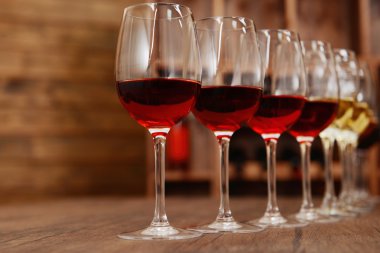 Birçok farklı şarap bardak 