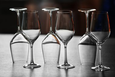 Bir tabloda boş kadehlerin