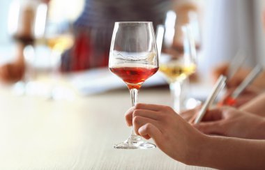 Uzmanlar yeni çeşit şarap tadımı  