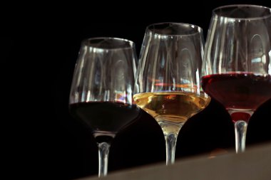 Birçok farklı şarap bardak 