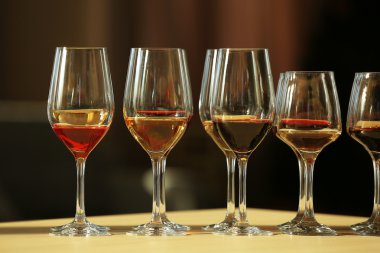 Birçok farklı şarap bardak 