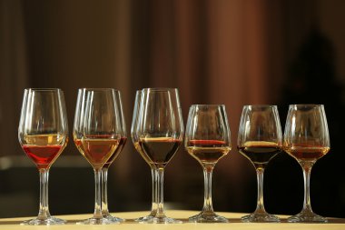 Birçok farklı şarap bardak 