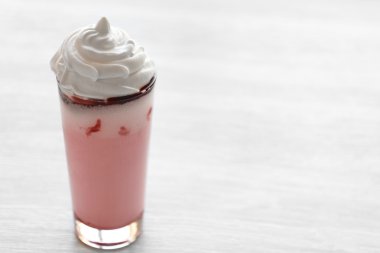 enfes çilekli milkshake 