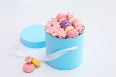 Lezzetli macaroons ve gül 