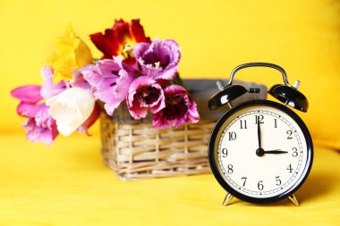 Çalar saat ile Lale buketi