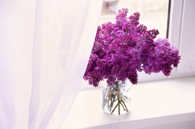 Cam Kavanoz içinde Lila buketleri