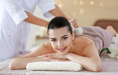 Spa yordamları olan genç kadın 