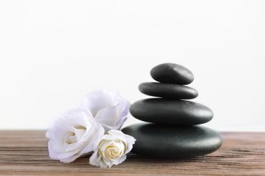 Arka plan üzerinde siyah spa taşlar