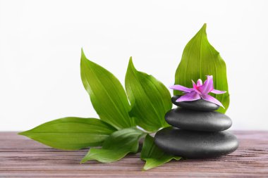 Siyah spa taş yaprakları ile 