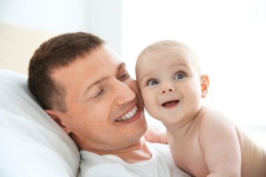 mutlu baba ve sevimli bebek