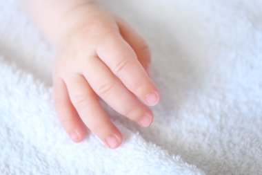 Bebek el beyaz sayfa üzerinde