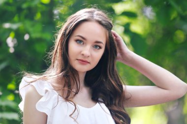 Kız rahatlatıcı yeşil park