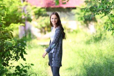 güzel kız parkta yürüyüş