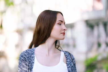 Parktaki güzel kız.