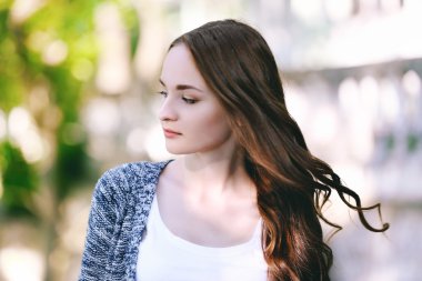 Parktaki güzel kız.