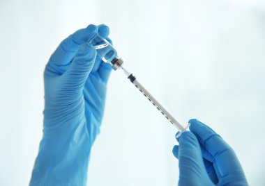 Şırınga ile doktor el