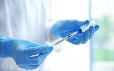 Şırınga ile doktor el