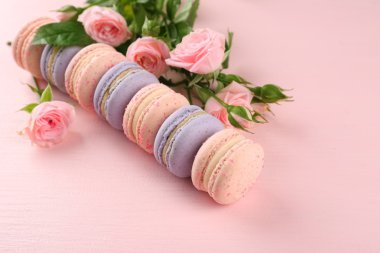 Güzel güller ile lezzetli macaroons 