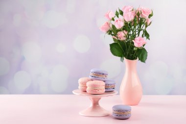 Güzel güller ile lezzetli macaroons 