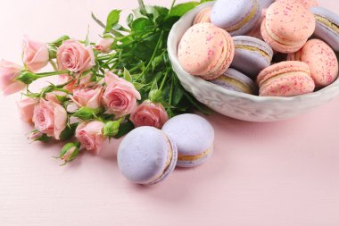 Güzel güller ile lezzetli macaroons 