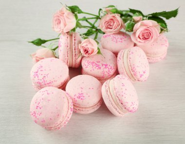 Güzel güller ile lezzetli macaroons 