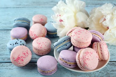 Güzel peonies ile lezzetli macaroons 