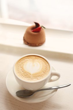 Kahve çikolata tatlı ile 