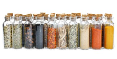 Cam şişelerde çeşitli kuru baharat  