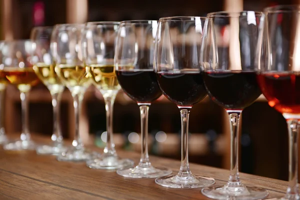 Muchas copas de vino diferentes — Foto de Stock