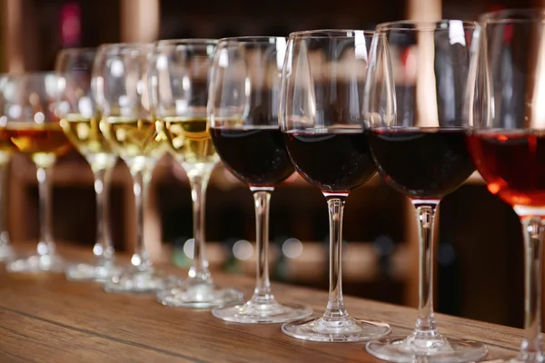 Many glasses of different wine — Stock Photo, Image