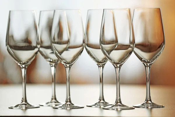 Bicchieri da vino vuoti su un tavolo — Foto Stock