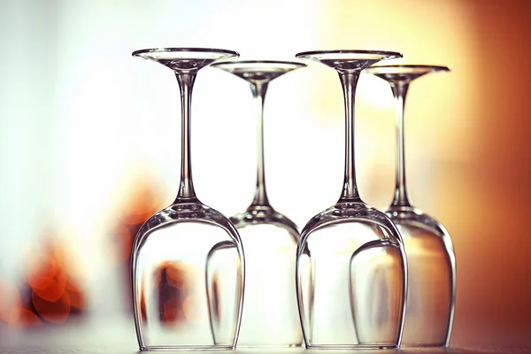 Пустые бокалы для вина на столе — стоковое фото