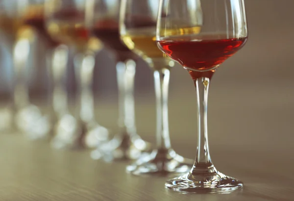 Many glasses of different wine — Stock Photo, Image