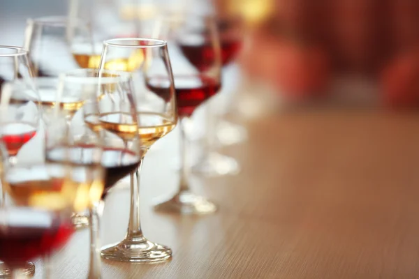 Many glasses of different wine — Stock Photo, Image