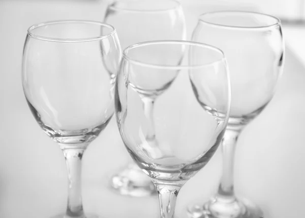Bicchieri da vino su sfondo interno — Foto Stock